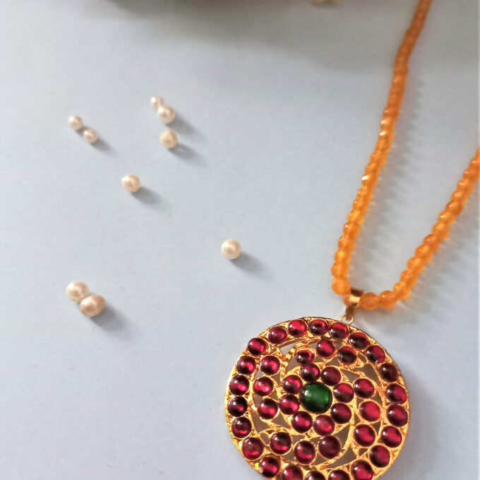 Round pendant with crystal chain