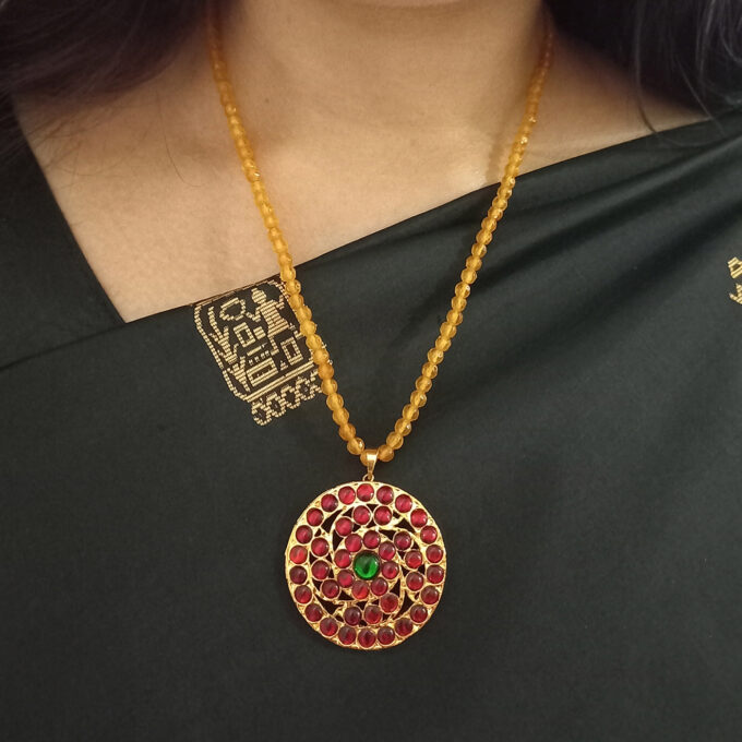 Round pendant with crystal chain