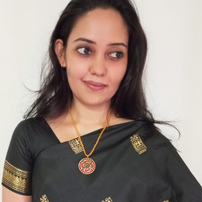 Round pendant with crystal chain